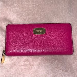 **like new** FUCHSIA MICHAEL KORS WALLET